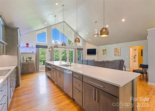 1591 Chestnut Flats LN, Waynesville, NC 28786