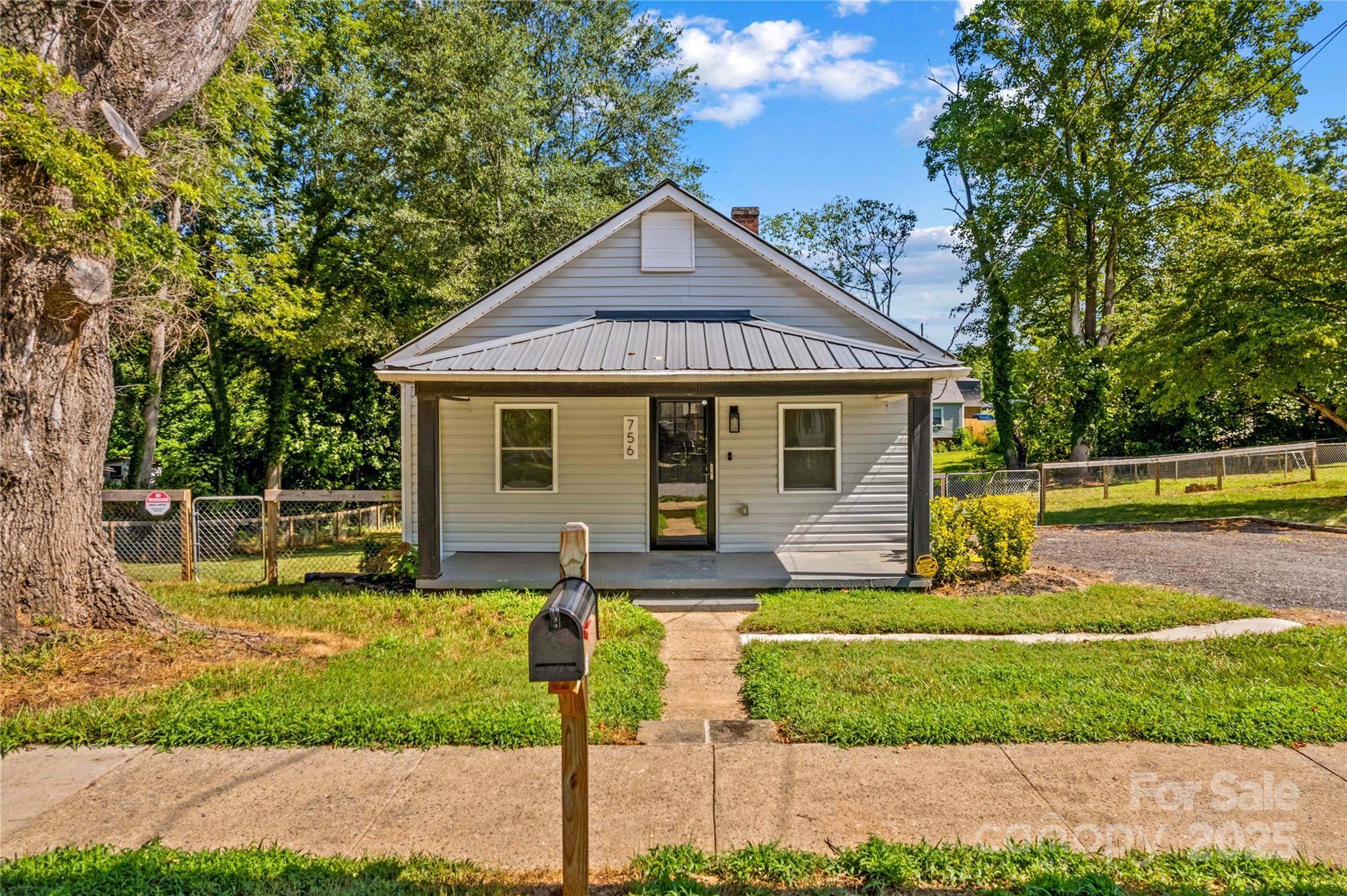 Hickory, NC 28602,756 6th AVE SW