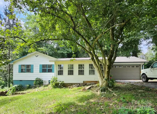 18 Peaceful Valley LN, Flat Rock, NC 28731