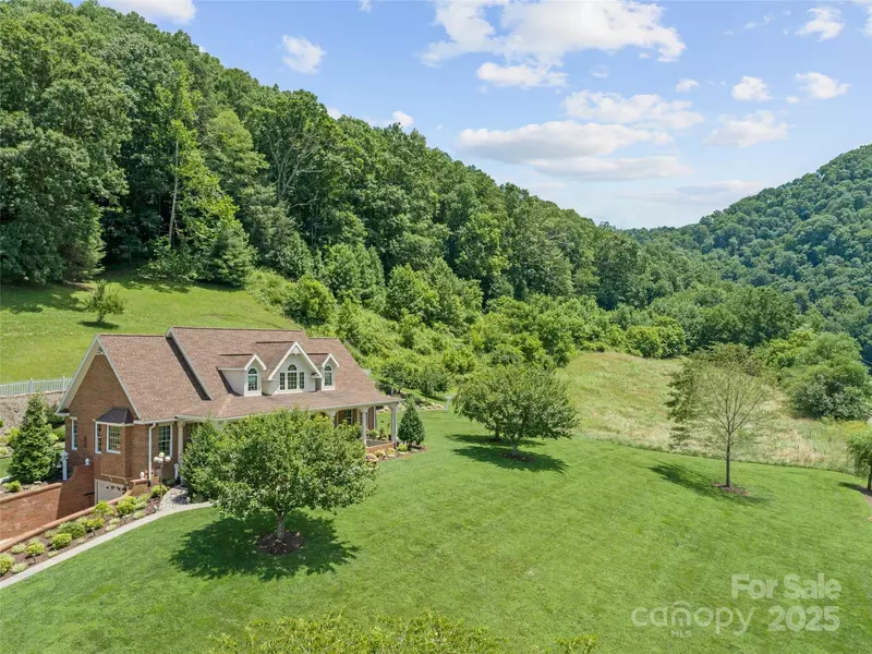 38 Peterson LN, Green Mountain, NC 28740