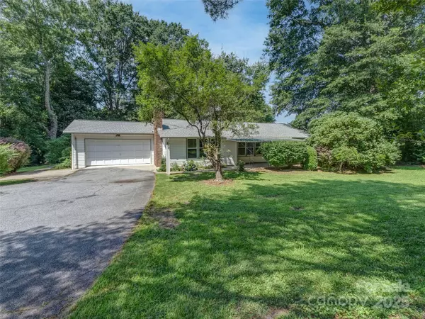 Hendersonville, NC 28791,165 Crestview DR