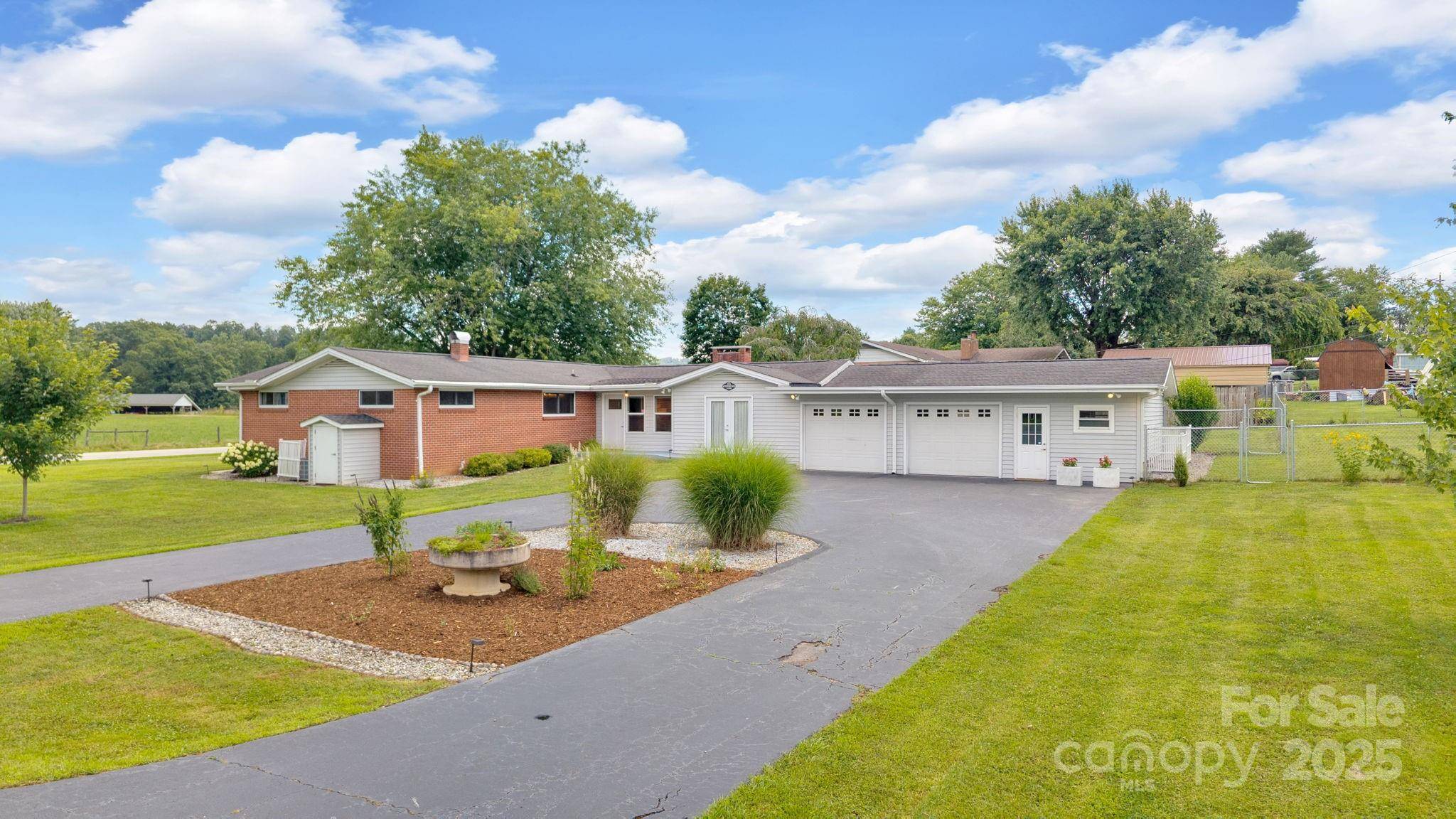 10 Moland DR, Etowah, NC 28729