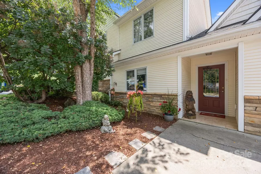 8 Beekeeper TRL, Swannanoa, NC 28778