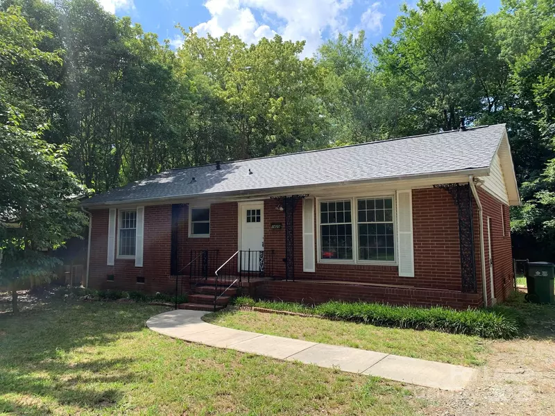 1425 Woodhill LN, Charlotte, NC 28205
