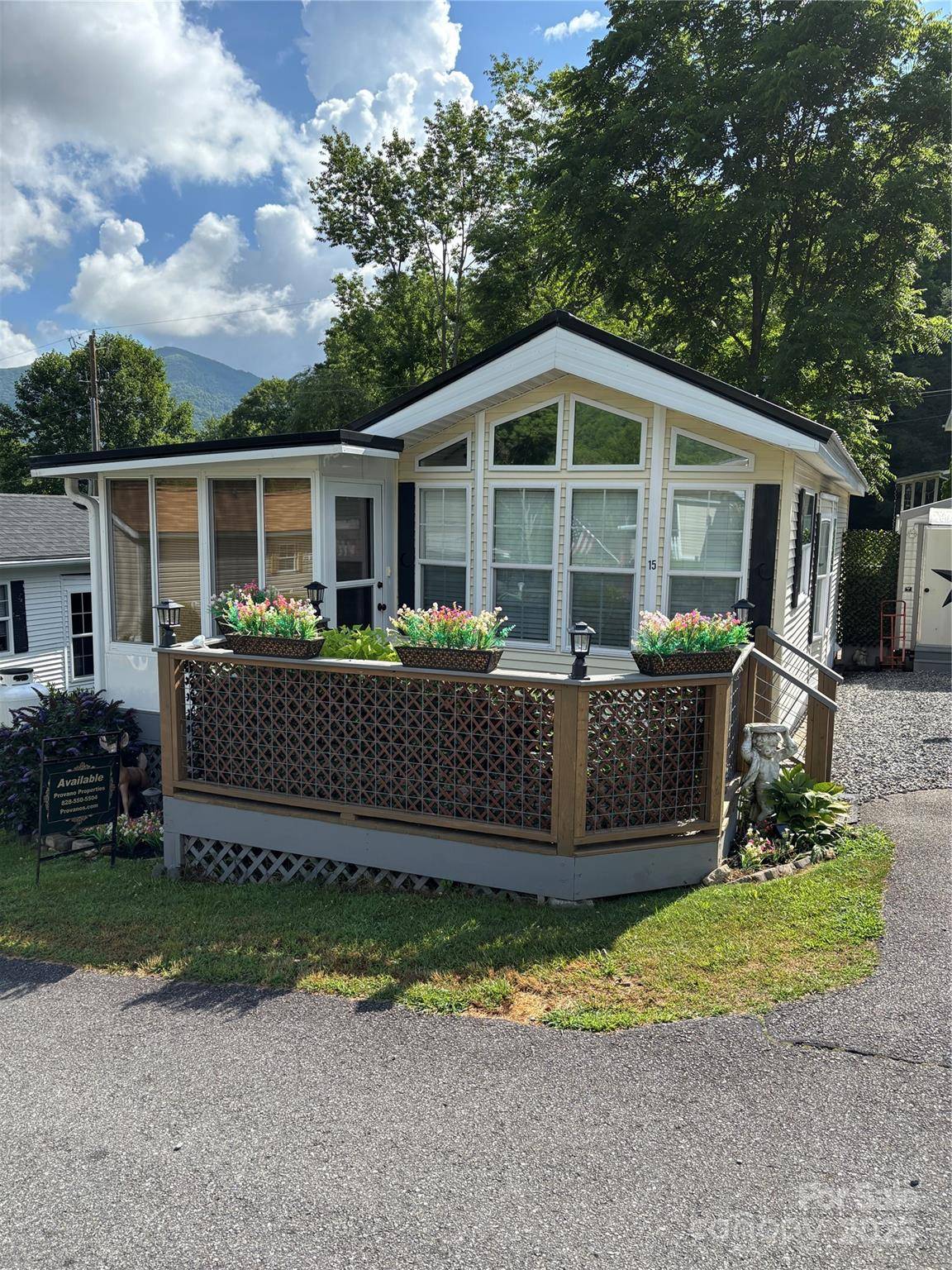 15 Levi DR, Maggie Valley, NC 28751