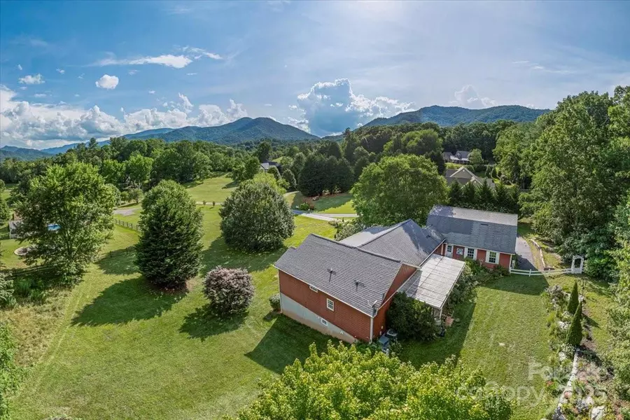 116 Dolata LN, Waynesville, NC 28786