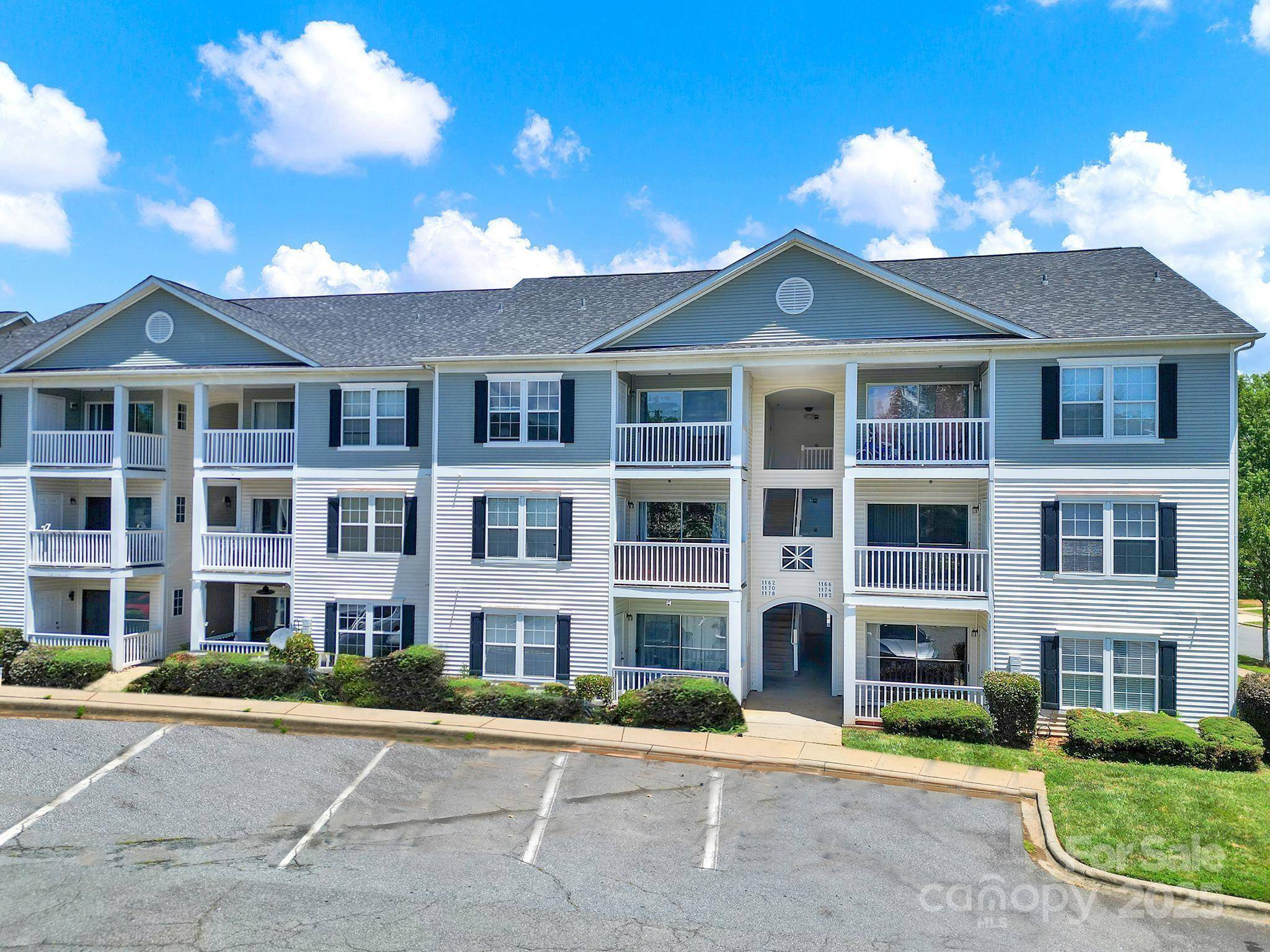 1182 Plaza Walk DR, Charlotte, NC 28215