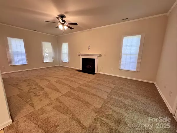 Charlotte, NC 28215,12834 English Walnut LN