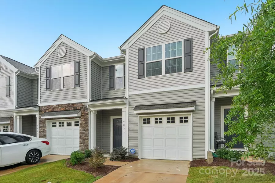 9051 Lowfalls LN, Charlotte, NC 28216