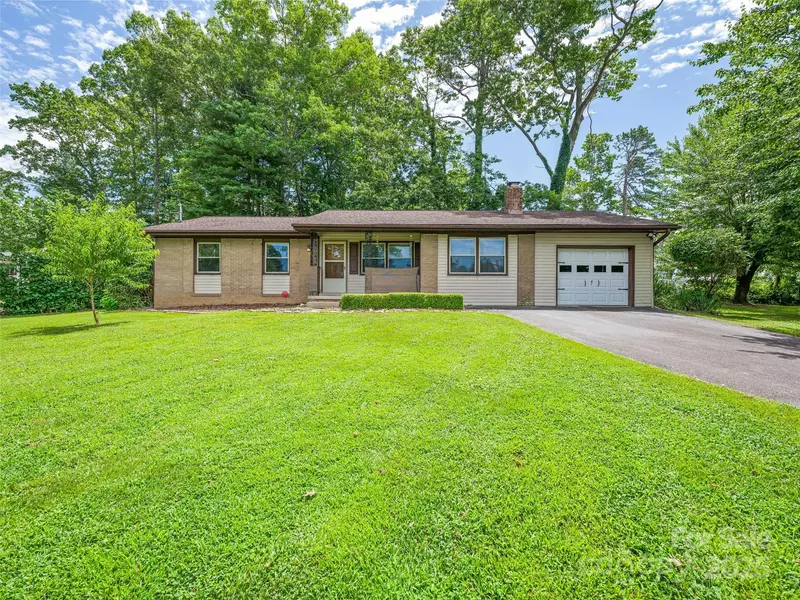 131 Maywood RD, Hendersonville, NC 28792