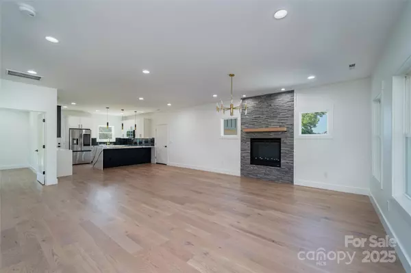 Hendersonville, NC 28792,253 Eagles Eye DR