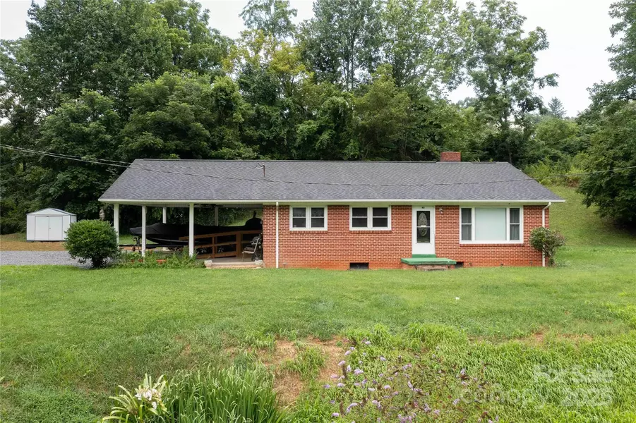 40 Double Island RD, Burnsville, NC 28714