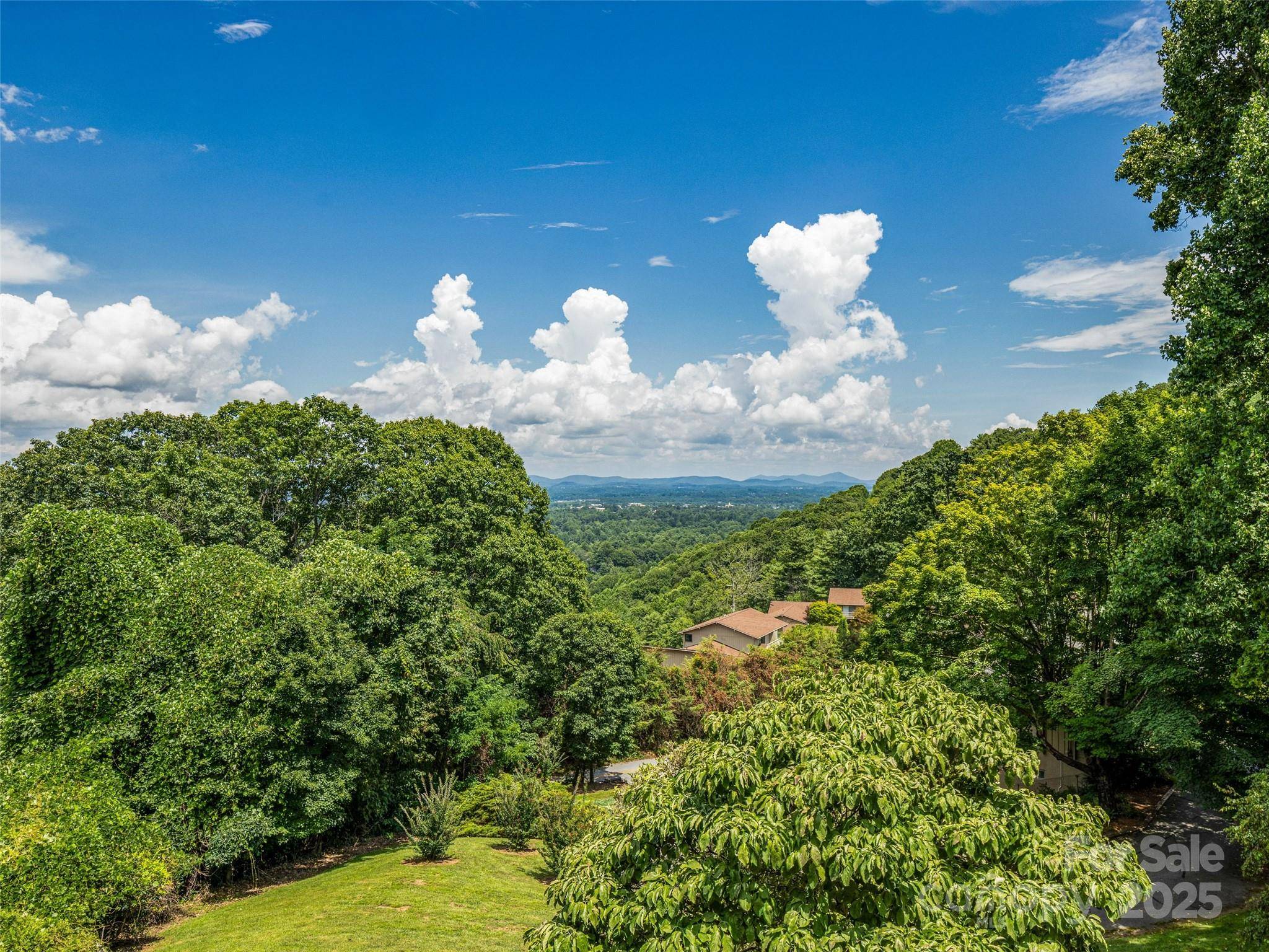 128 Country Ridge RD, Hendersonville, NC 28739