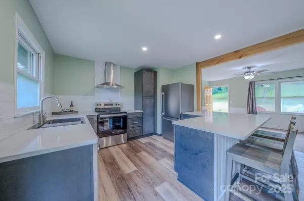 Waynesville, NC 28786,204 Oakdale RD