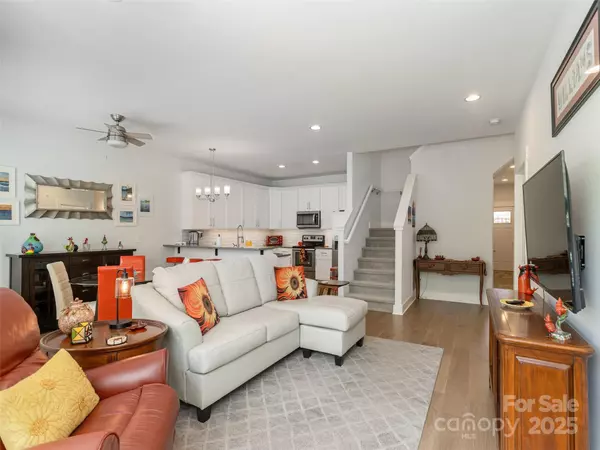 Asheville, NC 28805,37 Thornes LN