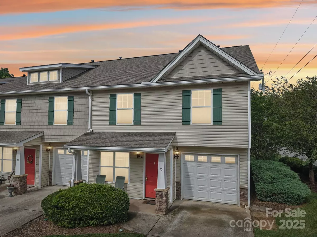 Fletcher, NC 28732,10 Old Salem CT