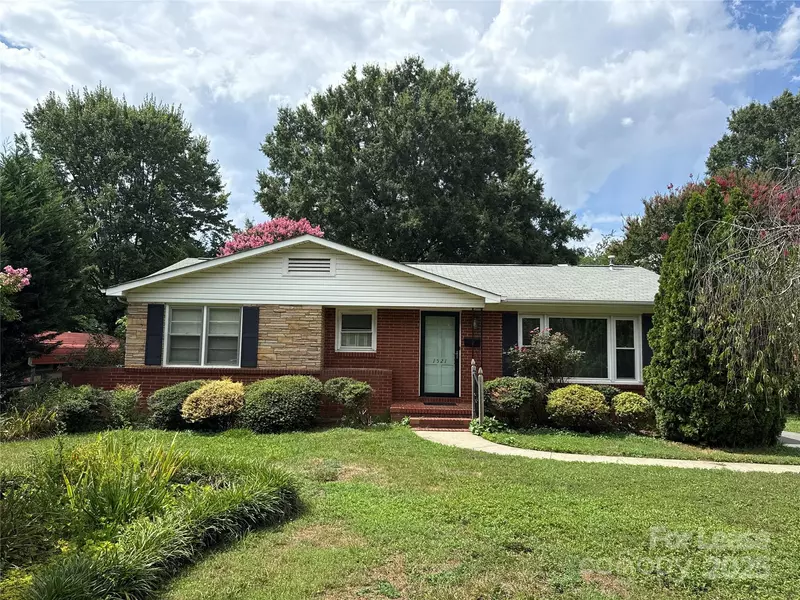 1521 Woodhill LN, Charlotte, NC 28205
