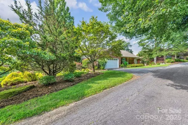 Hendersonville, NC 28739,156 Circle Top DR