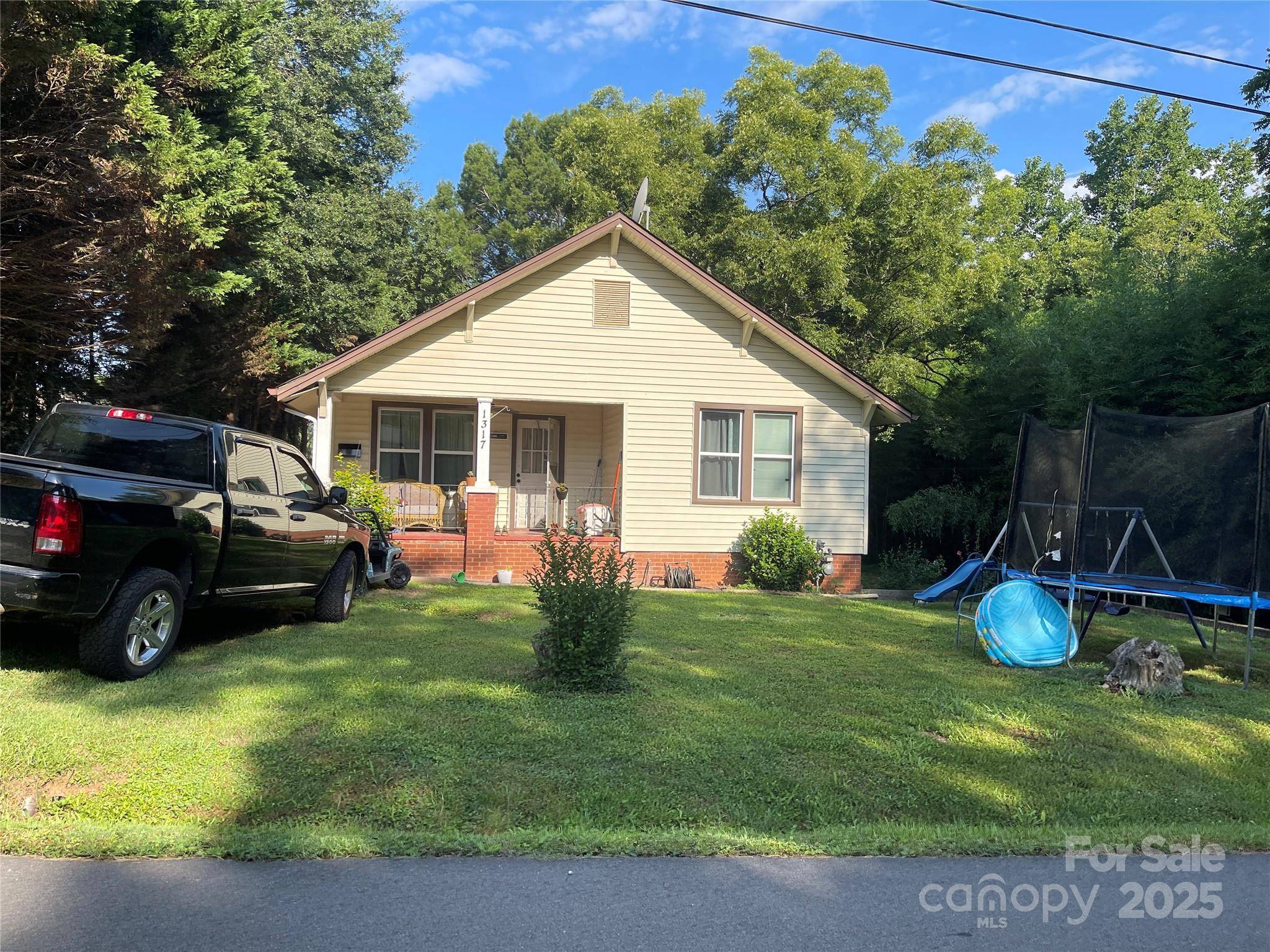1317 14th ST NE, Hickory, NC 28601