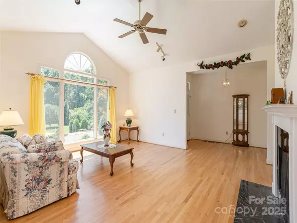 Hendersonville, NC 28739,15 Oak Gate DR