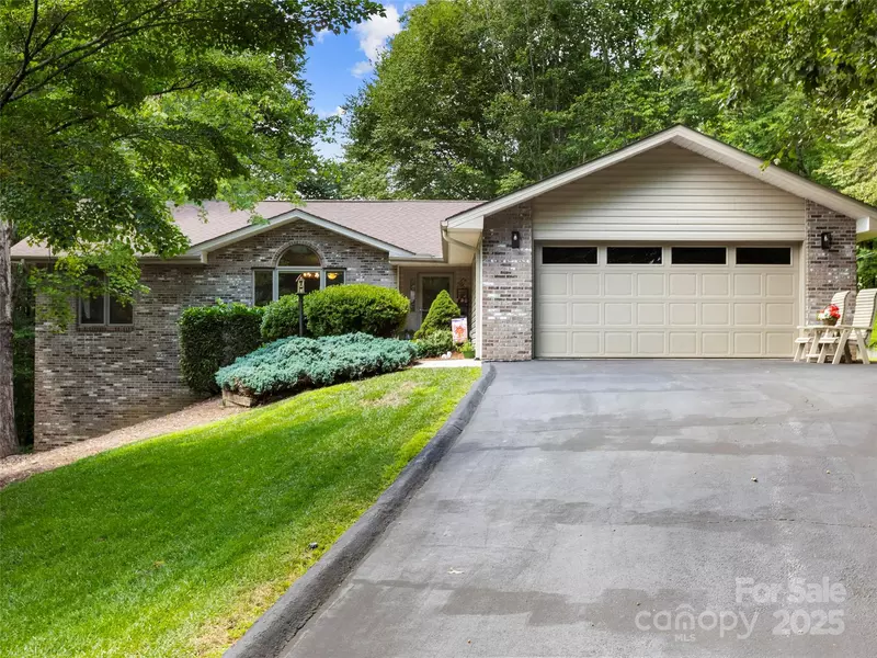 1820 Riverview CT, Hendersonville, NC 28739