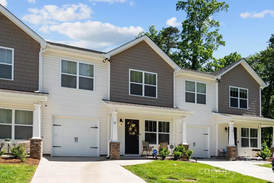10 Chambers Garden DR, Arden, NC 28704