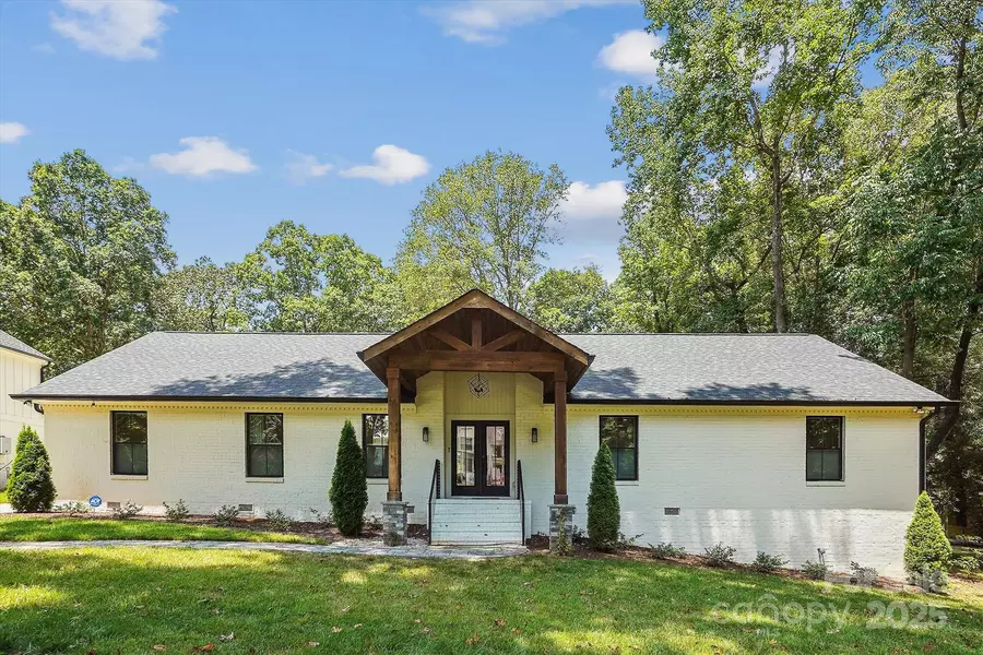 1118 Crestbrook DR, Charlotte, NC 28211