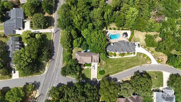 Charlotte, NC 28226,620 River Oaks LN