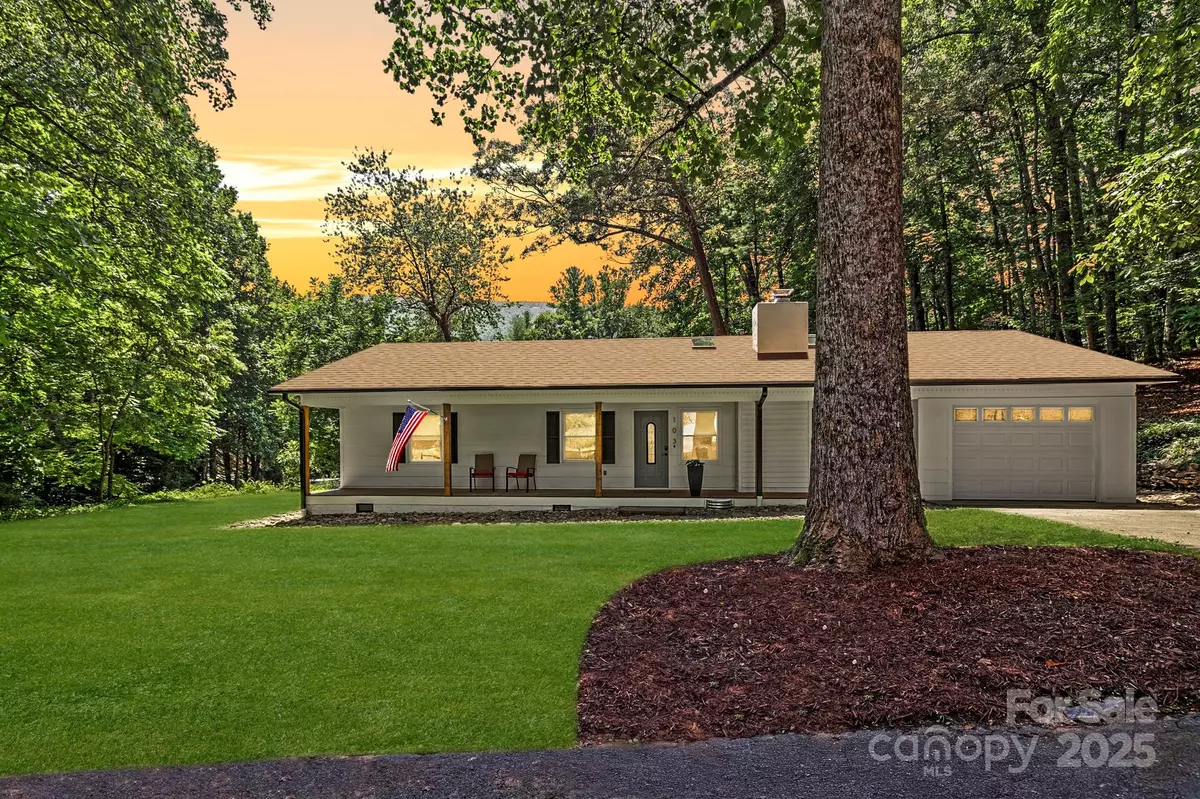 Hendersonville, NC 28739,103 E White Pine RD