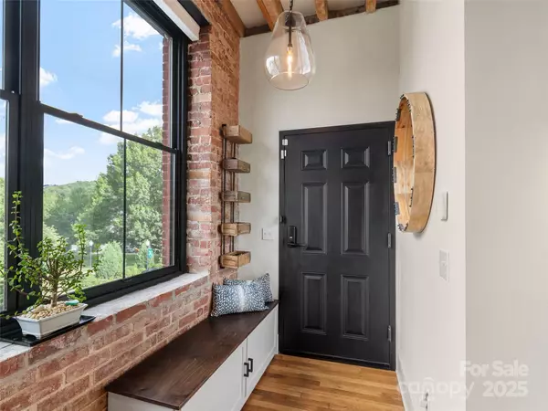 Burnsville, NC 28714,5 Town SQ #204