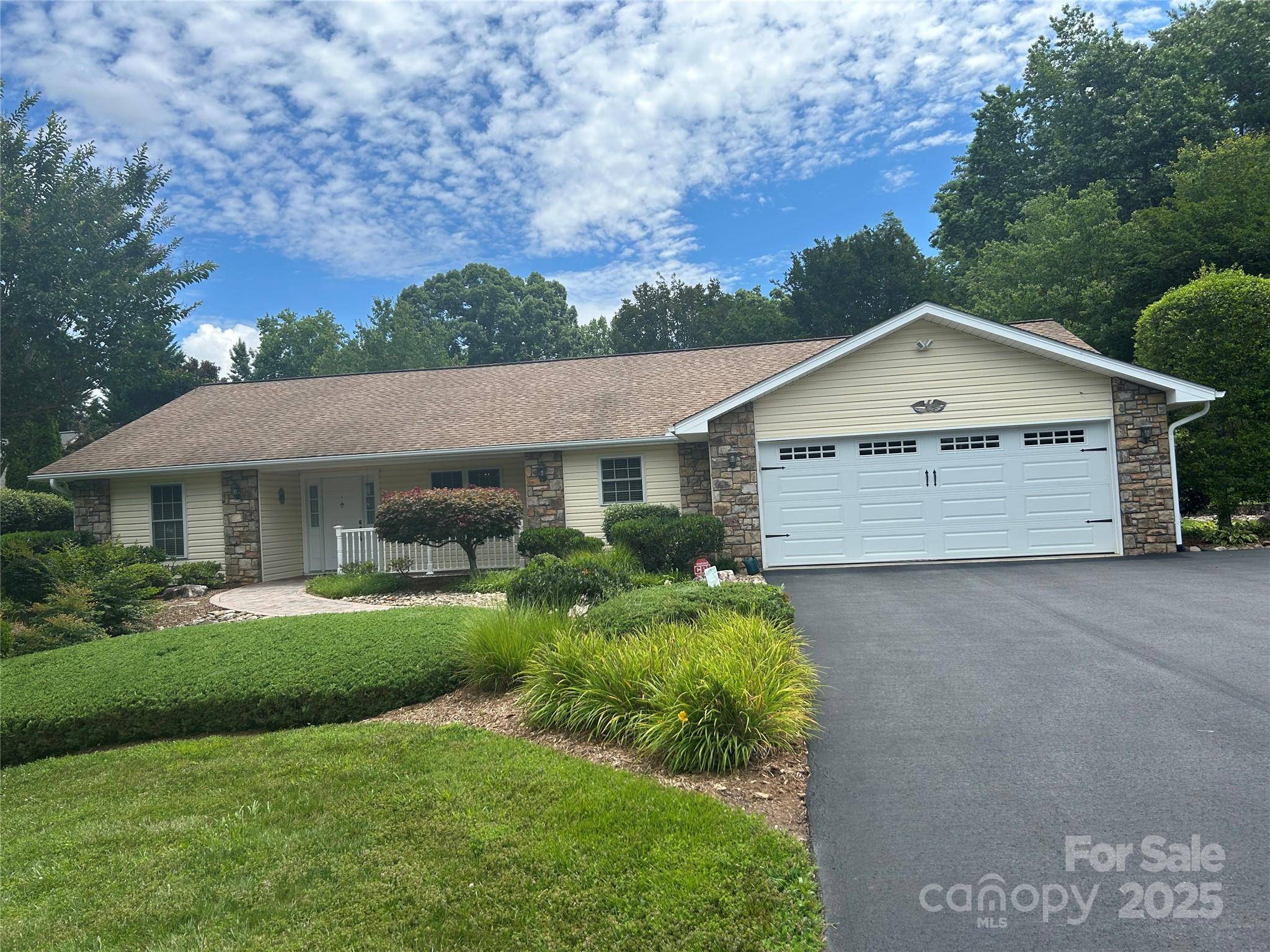 32 Stone House RD, Hendersonville, NC 28739