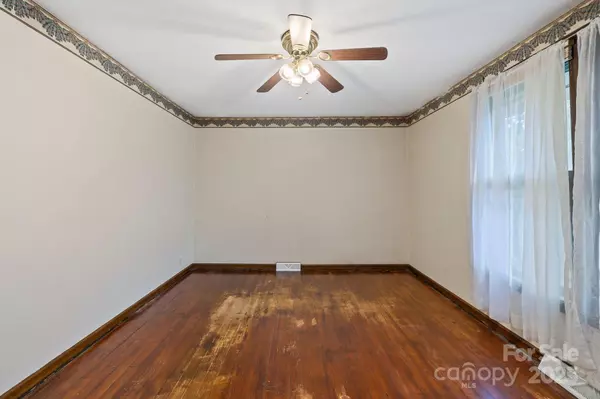 Hendersonville, NC 28792,907 Highland AVE