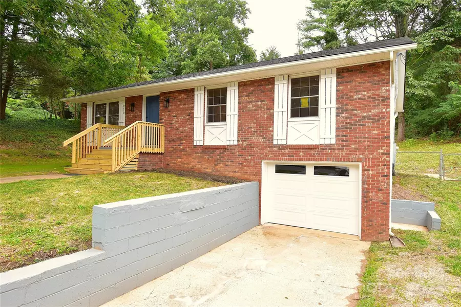 210 Melody CIR, Swannanoa, NC 28778