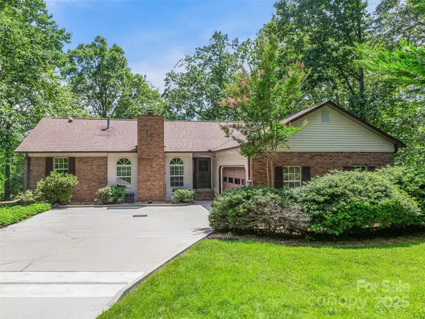 547 Hunters Glen LN, Hendersonville, NC 28739