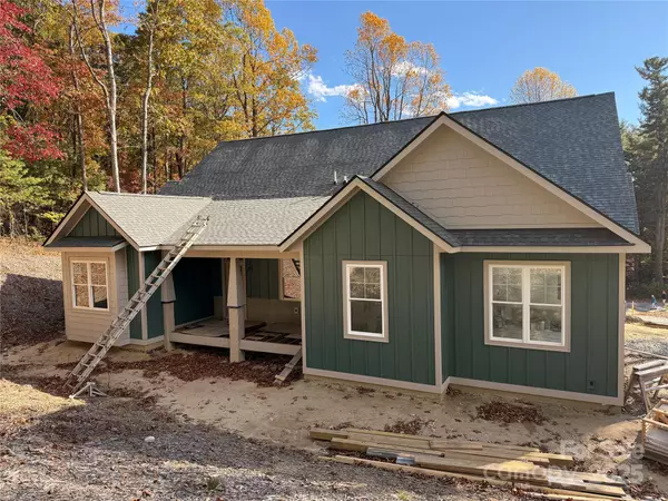 634 Hollybrook DR, Flat Rock, NC 28731