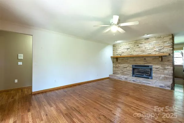 Waynesville, NC 28786,391 Knollwood DR