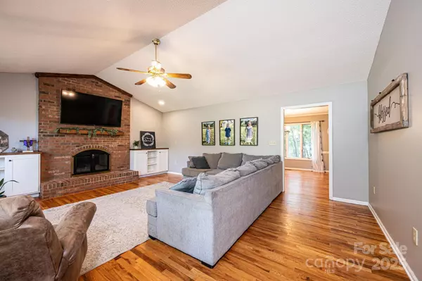 Hickory, NC 28602,5933 Willowbottom RD