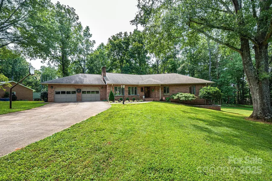 5933 Willowbottom RD, Hickory, NC 28602