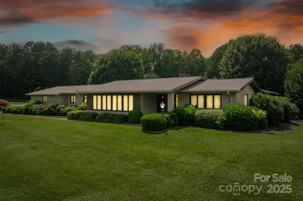 2813 Lakeview DR, Lenoir, NC 28645