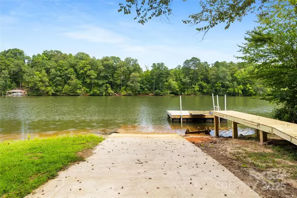 Hickory, NC 28601,2066 Lake Acres DR