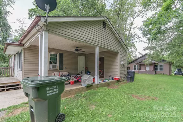 Hendersonville, NC 28739,412 W Chestnut DR