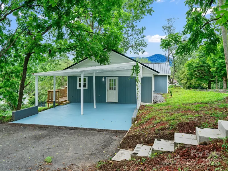 64 Phillips LN, Spruce Pine, NC 28777