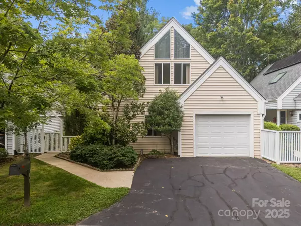11 Stuart CIR, Asheville, NC 28804