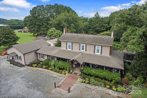 1307 Oakridge Farm HWY, Mooresville, NC 28115