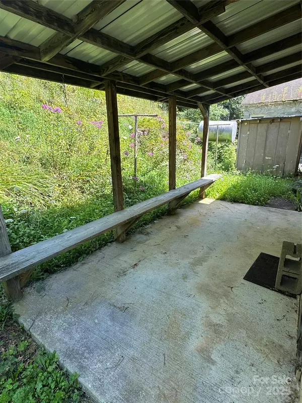 Newland, NC 28657,652 Cranberry ST