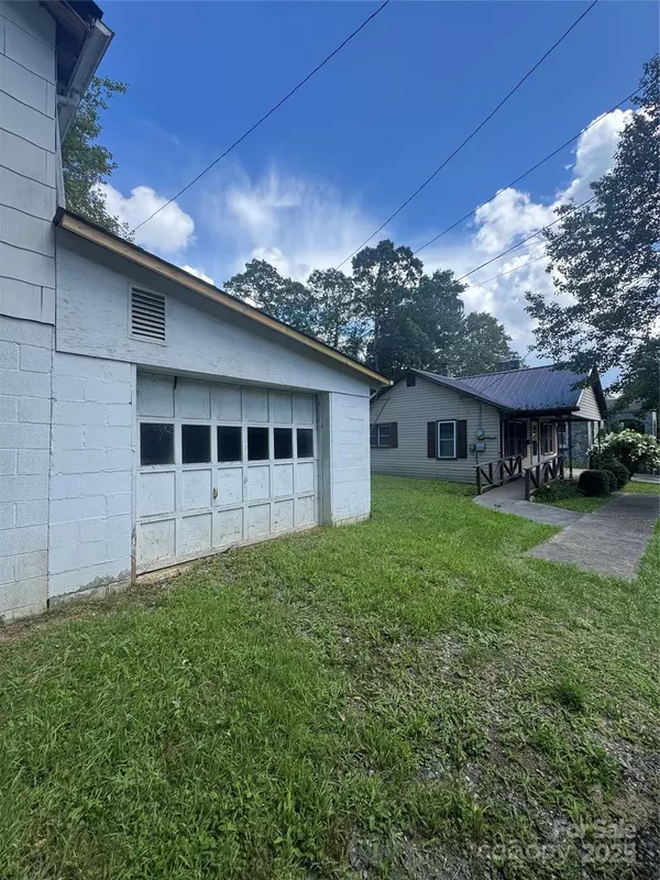 Newland, NC 28657,652 Cranberry ST