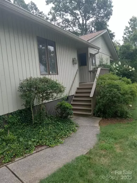 120 Clubwood CT, Asheville, NC 28803