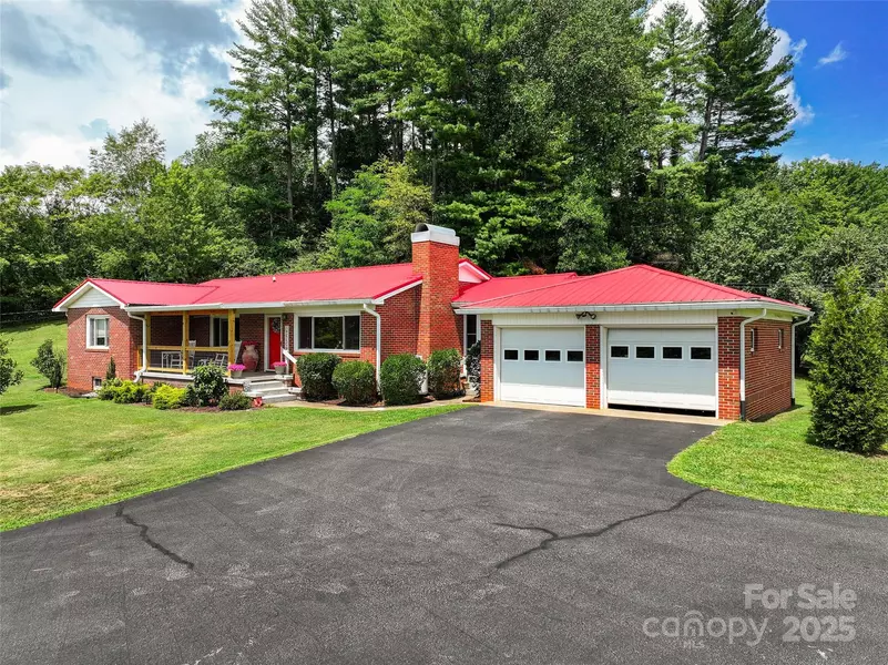 983 Lee RD, Clyde, NC 28721