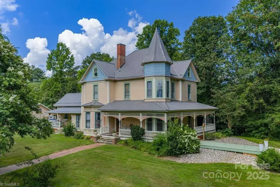 206 N Brook ST, Wilkesboro, NC 28697