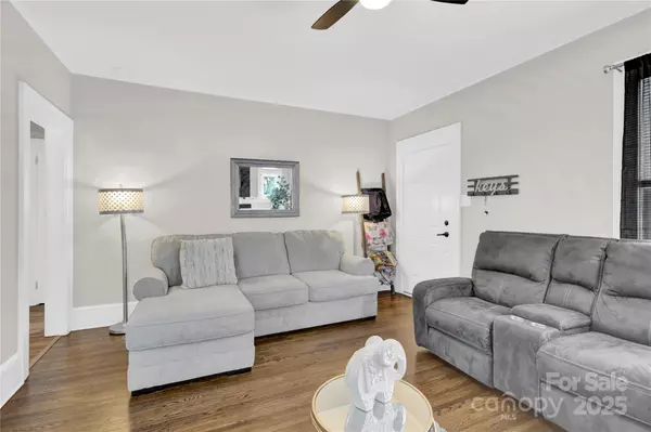 Charlotte, NC 28216,319 N Hoskins RD